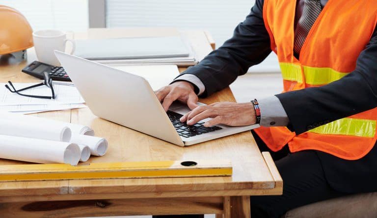 Eficiência e Precisão: Como o Software Potencializa o Controle de Obras