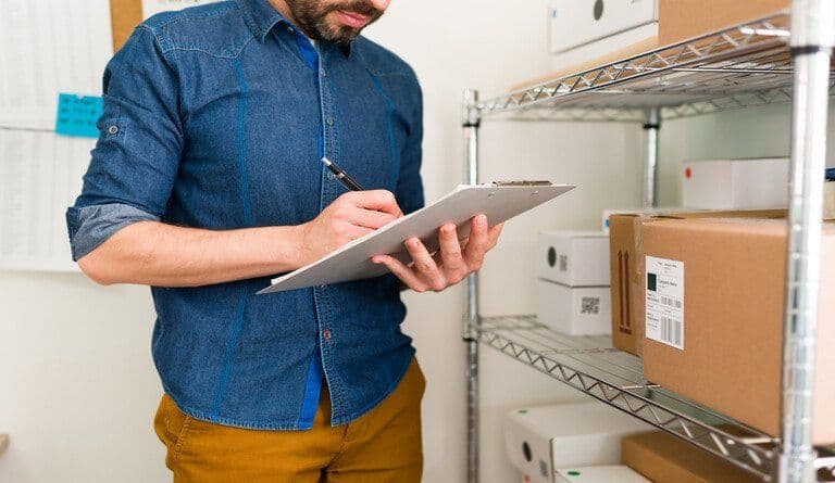 Estoque centralizado ou descentralizado: conheça as opções para controle