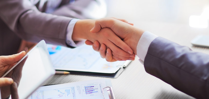 Funcionário com bom relacionamento com os clientes aumentando as vendas