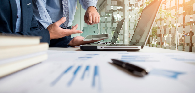 Profissionais tomando decisões com base de métodos analíticos