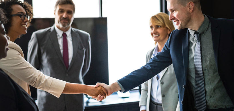 Equipe avaliando fornecedores para saber quem passou no controle de qualidade.