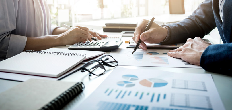 Imagem com dois funcionários realizando um orçamento contínuo representando o Rolling Budget e Rolling Forecast
