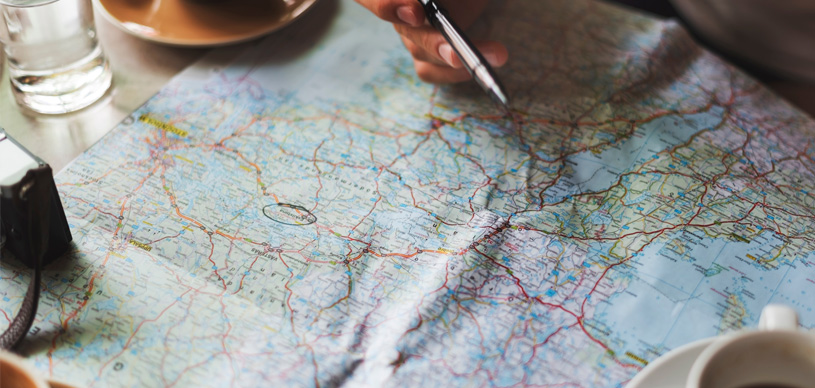 Mapa-múndi em papel para representar o planejamento de uma viagem