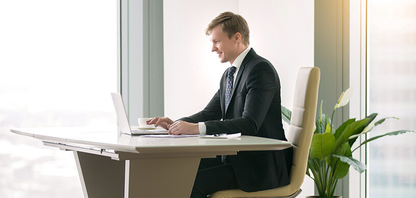 Profissional compartilhando informações no grupo empresarial