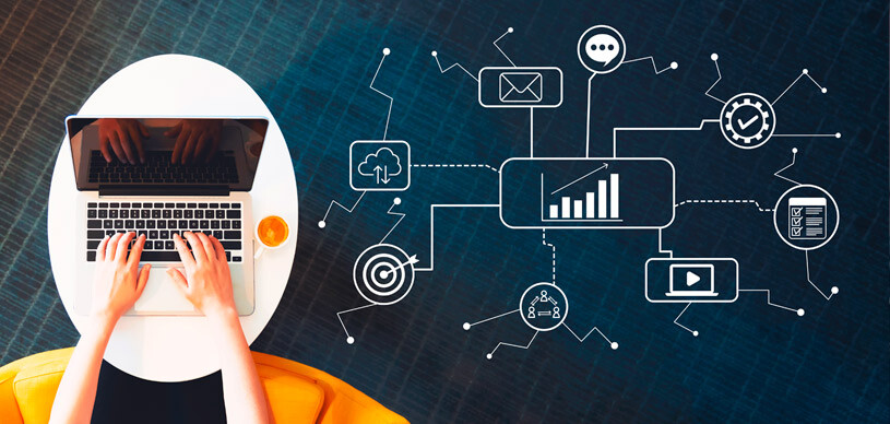 Profissional de marketing trabalhando na gestão de um negócio digital