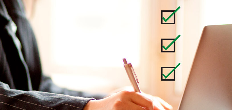 Profissional aplicando os 5 passo para fazer a conferência das mercadorias