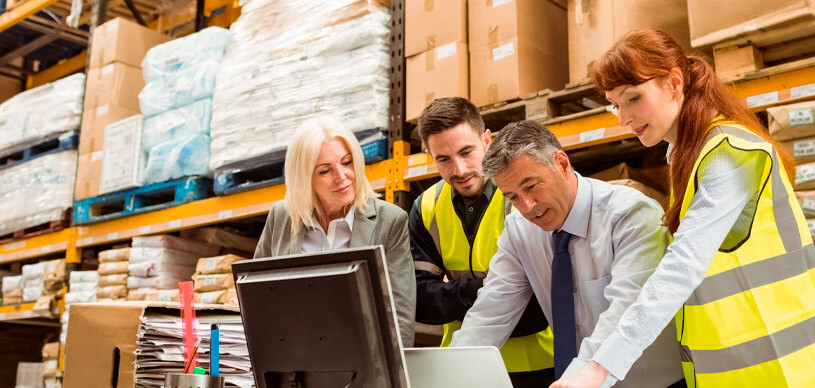 Equipe avaliando os níveis de estoque para ajudar na organização