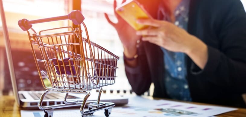 Profissional esclarecendo suas dúvidas sobre sistema no celular.